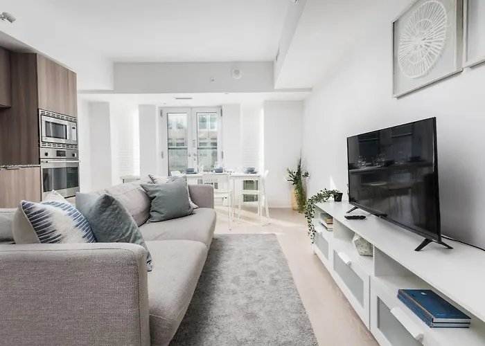 Central Downtown 1 And Den W 3 Beds Sleeps 4 By Uoft