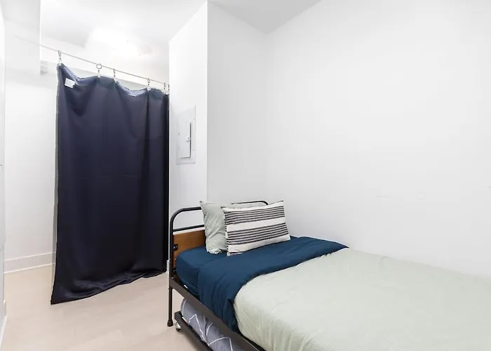 Central Downtown 1 And Den W 3 Beds Sleeps 4 By Uoft